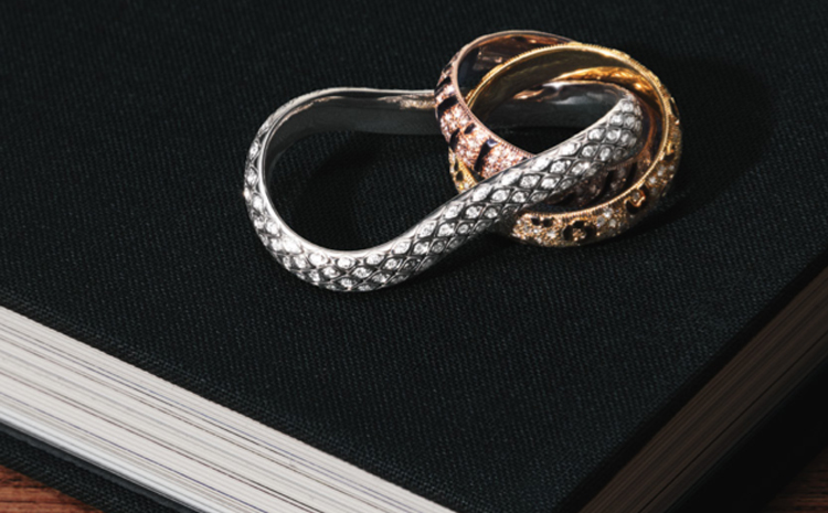 La bague Trinity de Cartier en or jaune, or blanc, or rose, laque noire et diamants.